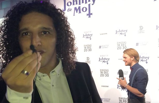 Op de rode loper bij The Roast of Johnny de Mol