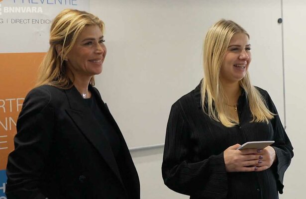 Estelle Cruijff en Nilay in Vier Handen op één Buik