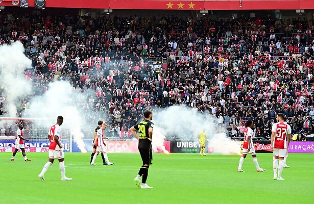 Vuurwerk op het veld bij Ajax - Feyenoord