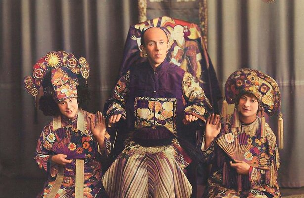 Theo Bamberg - alias Okito - en zijn assistentes