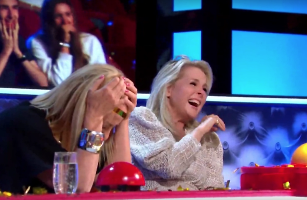 Videosnack: Angela geeft per ongeluk golden buzzer