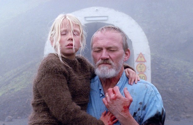 Ída Mekkín Hlynsdóttir als Salka en Ingvar Eggert Sigurðsson als Ingimundur in A White, White Day