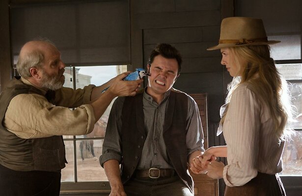 Christopher Hagen, Charlize Theron en Seth MacFarlane in A Million Ways to Die in the West