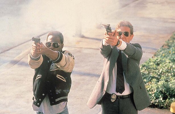 Eddie Murphy als Axel Foley en Judge Reinhold als Billy Rosewood (Beverly Hills Cop II)