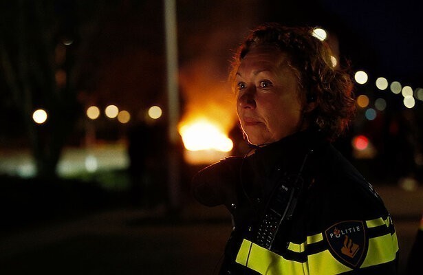 Politieagent Suzanne in Blauw