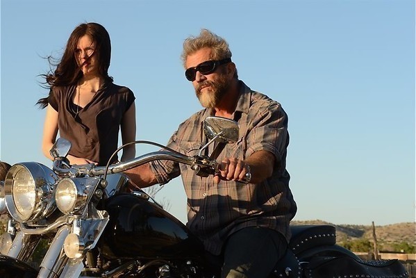 Mel Gibson helpt zijn dochter