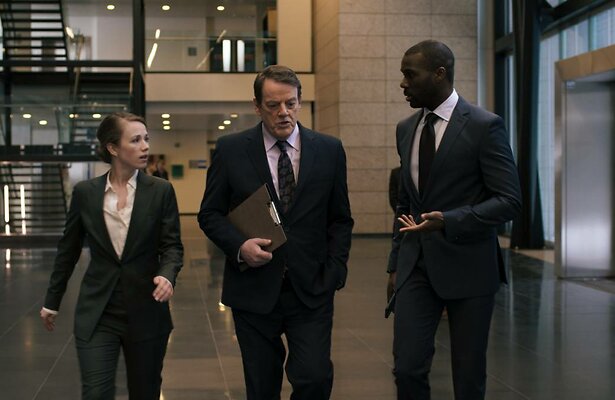 Kees Prins als minister van Buitenlandse Zaken Maarten Meinema met acteurs Sanne Samina Hanssen en Werner Kolf.