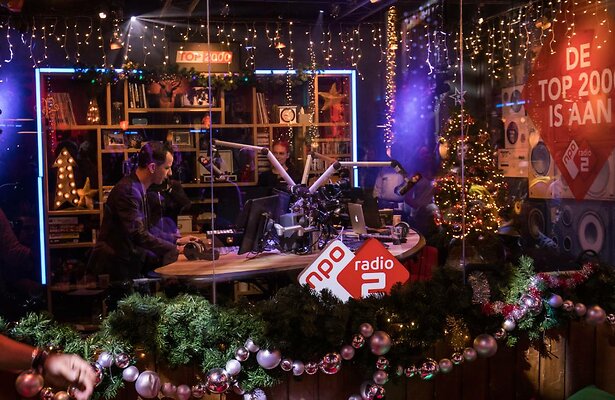 Bart Arens opent Top 2000.