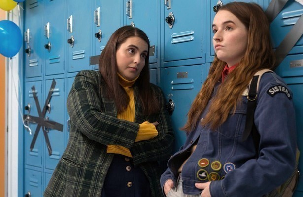 Beanie Feldstein en Kaitlyn Deve in Booksmart