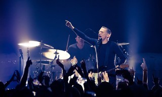 Bryan Adams: Waking up the Neighbours