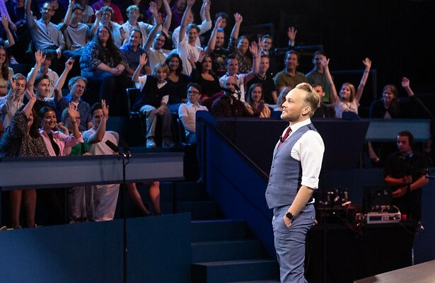 Arjen Lubach voor De Avondshow met Arjen Lubach