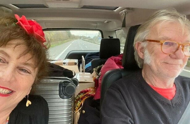 Tortelduifjes Debbie en Paul beleven avonturen in december.