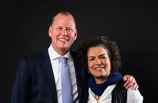 Rector Eric van 't Zelfde en kickbokser Lucia Rijker die Dream School verder helpen.