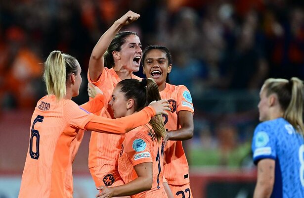 Danielle van de Donk voor Nederlands Elftal