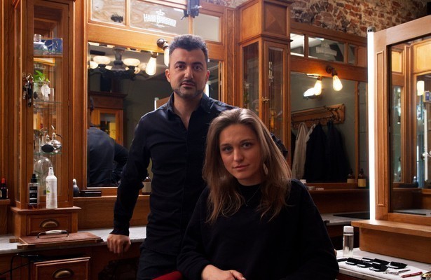 Özcan Akyol en Karina