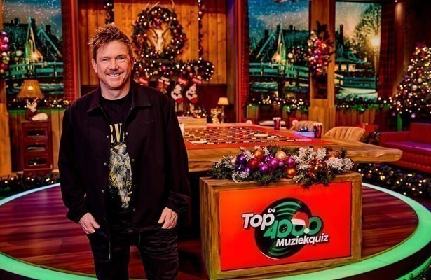 Johnny de Mol voor De Top 4000 Muziekquiz