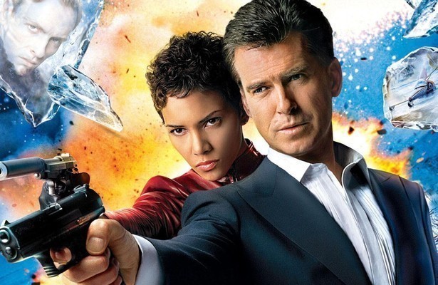 Halle Berry en Pierce Brosnan in Die Another Day