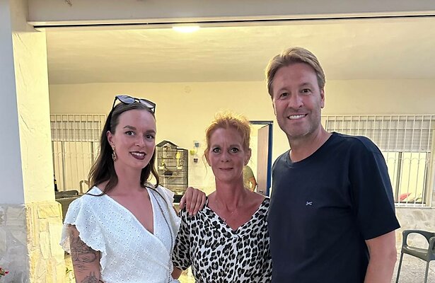 Viktor Brand met deelnemers van Een Plek Onder De Zon.