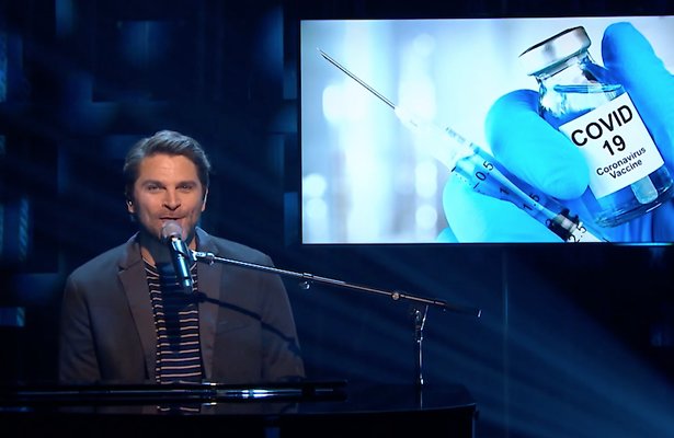Xander de Buisonjé zingt corona-versie Hou me vast in Even tot hier