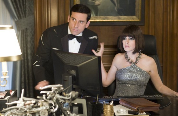 Anne Hathaway als Agent 99 & Steve Carell als Maxwell Smart in Get Smart