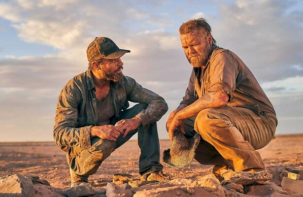 Zac Efron en Anthony Hayes