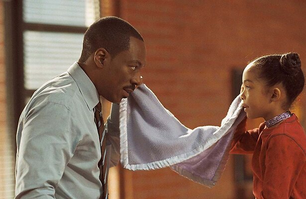 Eddie Murphy als Evan Danielson en Yara Shahidi als Olivia Danielson in Imagine That