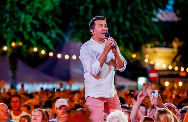Jan Smit tijdens Sterren Muziekfeest op het Plein in Uden (2023)