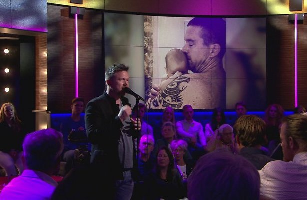 De TV van gisteren: Zingende Johnny de Mol in Pauw trekt 823.000 kijkers