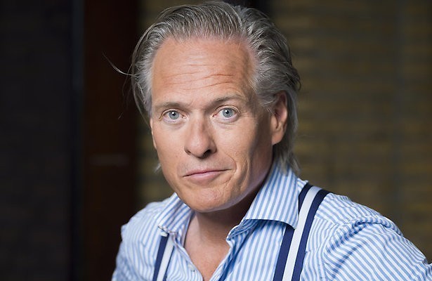 Jort Kelder hult zich in jurk voor laatste Buitenhof