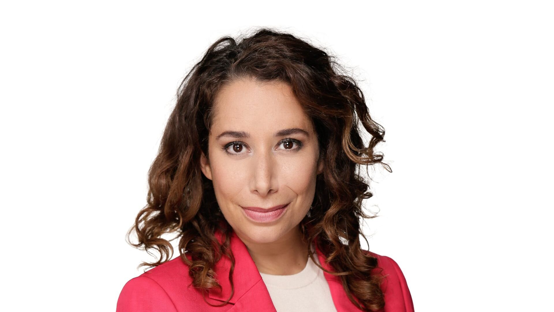 Saïda Maggé presenteert het Jaaroverzicht NOS Journaal 2025 - TVgids.nl