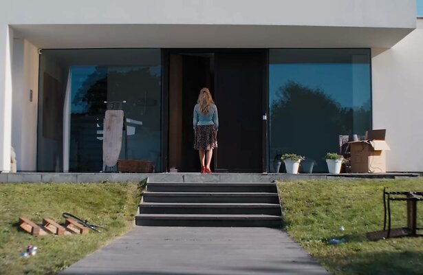 Tatjana voor de villa van Flodder.