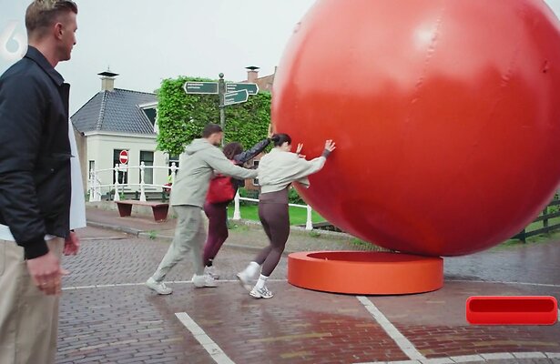 Jan Versteegh stond erbij en keek er naar in Let's play ball