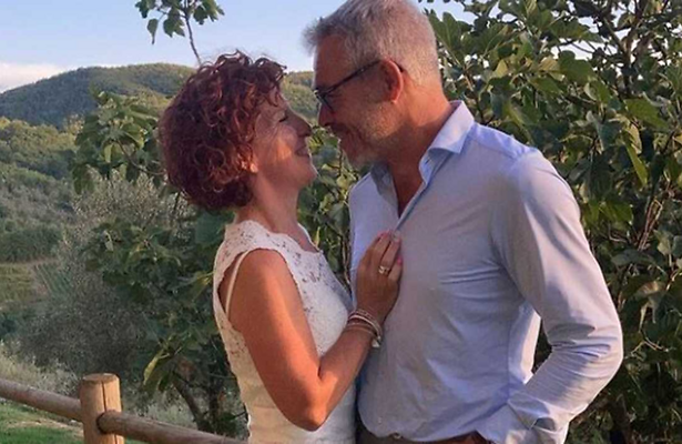 B&B Vol Liefde-Harmjan vraagt Astrid in huiskamer ten huwelijk.