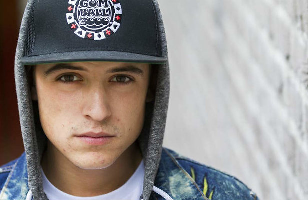 Lil' Kleine boos, gooit microfoon publiek in