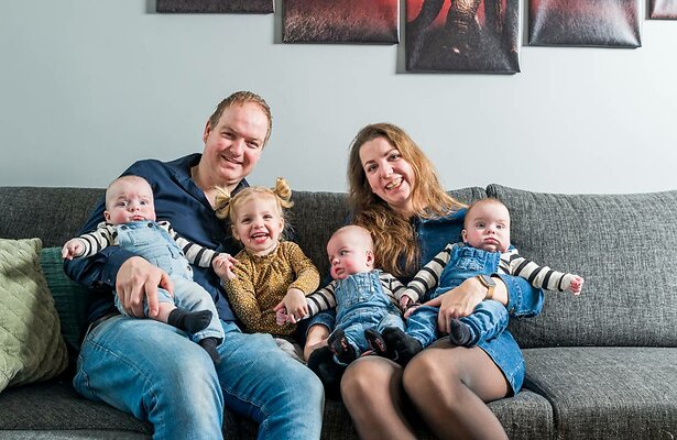 Mieke en Nick met dochter Yara en de drie zoontjes.