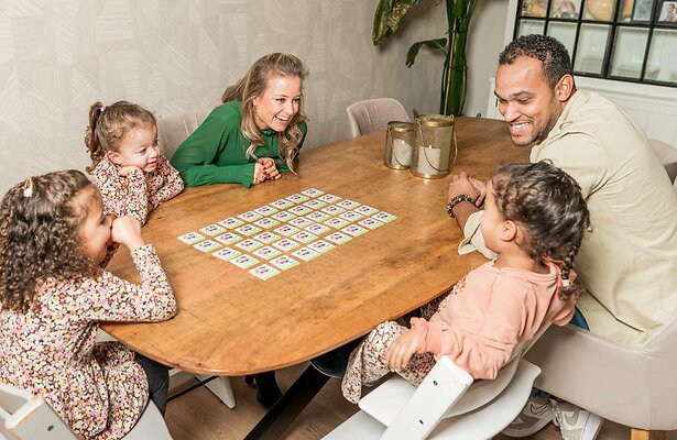 Het gezin Nicole, Kevin, Mae, Ivy en Nova (kinderen in willekeurige volgorde).