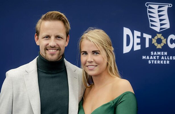 Michel Mulder en zijn partner op de blauwe loper, voorafgaand aan de premiere van de musical De Tocht.