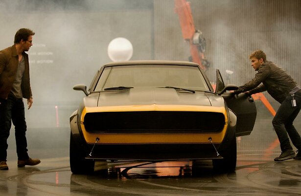 Mark Wahlberg en Jack Reynor in Transformers: Age of Extinction