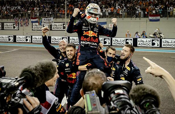 Max Verstappen na zijn overwinning in Abu Dhabi in 2021