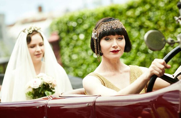 Ashleigh Cumming en Essie Davis in Miss Fisher's Murder Mysteries