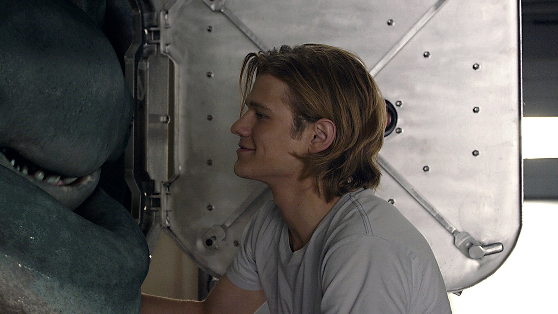 Lucas Till wordt vrienden met een monster in Monster Trucks
