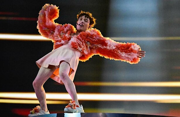 Nemo tijdens zijn optreden op het Eurovisie Songfestival 2024.