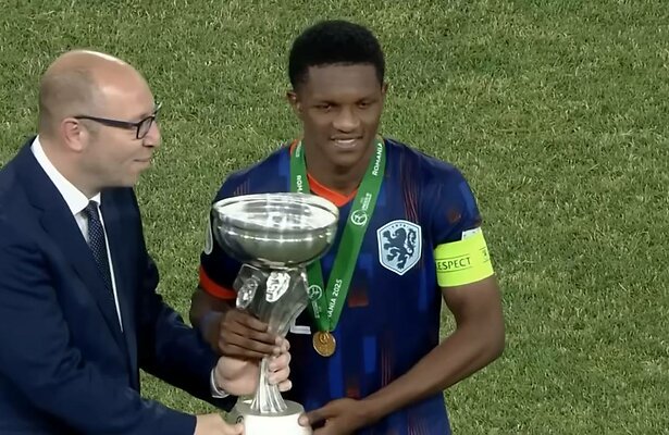 Aanvoerder Givairo Read