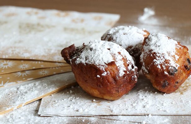 Oliebollen en champagne, op naar oudjaarsavond 2023. 