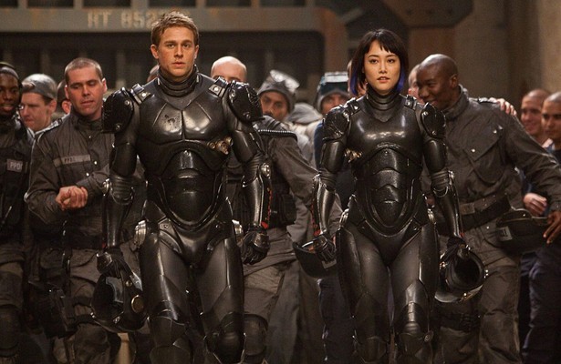 Charlie Hunnam en Rinko Kikuchi in Pacific Rim