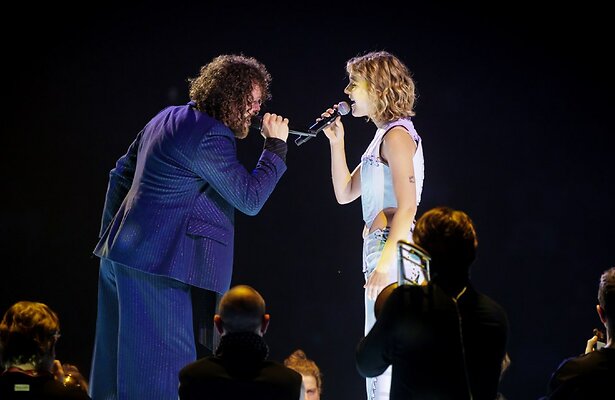 Pommelien Thijs en Marcel van Veenendaal tijdens Vrienden van Amstel LIVE 2025
