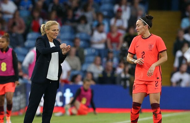 Sarina Wiegman voor de Engelse ploeg