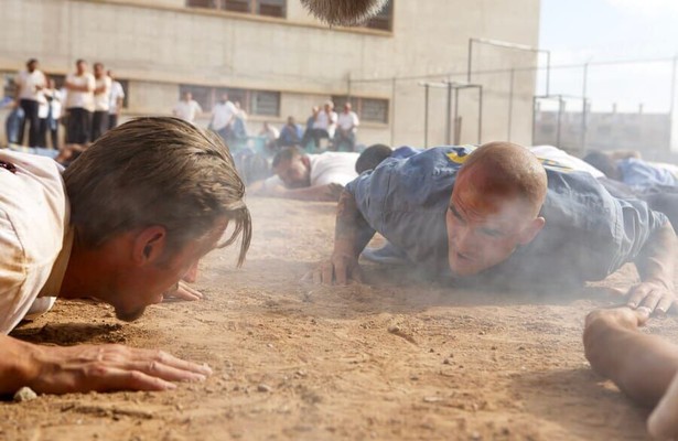 Nikolaj Coster-Waldau en John Trejo in Shot Caller