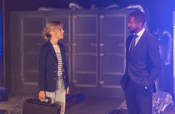 Emilia Fox en Aki Omoshaybi in Silent Witness