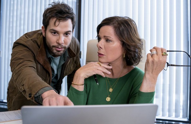 Skylar Astin en Marcia Gay Harden in So Help me Todd
